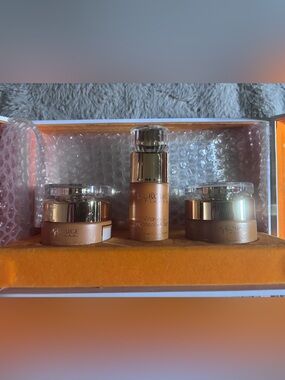 La Rouge Pierre Vitamin C Brightening Topaz Set